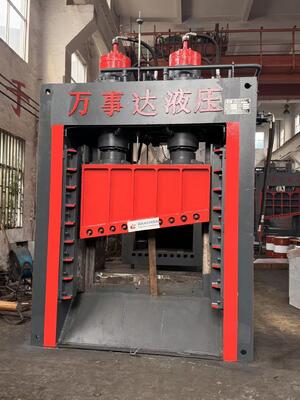 Гидравлический портальный пресс-ножницы для тяжелых условий эксплуатации 800 тонн с длиной подачи 8000 мм и давлением 25 МПа для переработки металлолома